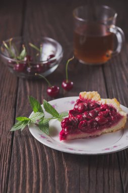 Dilim taze kiraz kek rustik masada plaka üzerinde