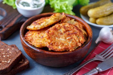 Patates pancakes yemek kase sebze ve sos ile