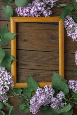 Ahşap arka plan üzerinde leylak çiçekleri ile Vintage çerçeve, bahar konsepti