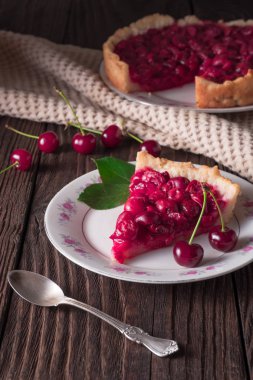 Rustik masada tabakta pişmiş taze vişneli börek dilimi