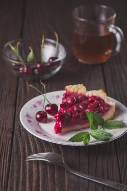 Dilim taze kiraz kek rustik masada plaka üzerinde