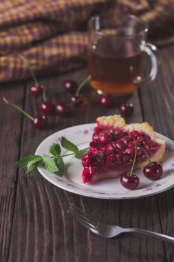 Dilim taze kiraz kek rustik masada plaka üzerinde