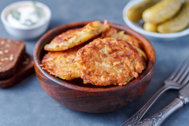 Kase patates gözlemesi ekşi krema ve turşu ile