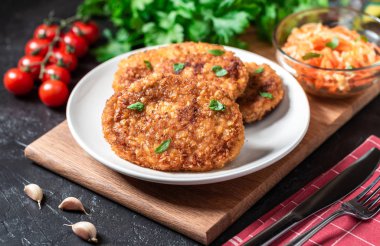 Rustik masada taze kızarmış pirzola tabağı