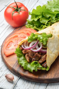 Izgara et ve sebze kesme tahtası üzerinde ile ev yapımı shawarma sandviç