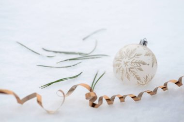 Beyaz kar arkaplanda kar tanesi desenli beyaz balo Noel süsü