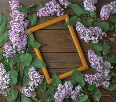 Ahşap arka plan üzerinde leylak çiçekleri ile Vintage çerçeve, bahar konsepti