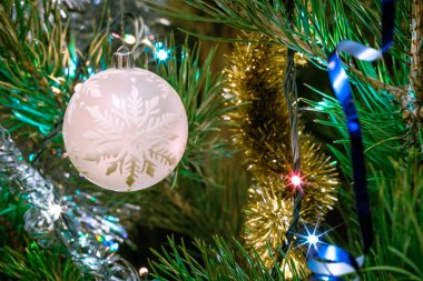 Köknar ağacı dalında kar tanesi desenli beyaz balo Noel süsü