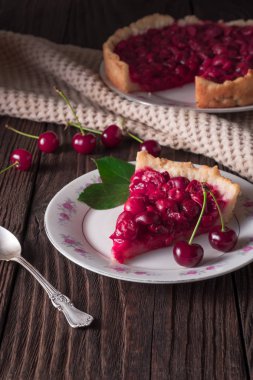 Rustik masada tabakta pişmiş taze vişneli börek dilimi
