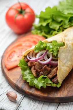 Izgara et ve sebze kesme tahtası üzerinde ile ev yapımı shawarma sandviç