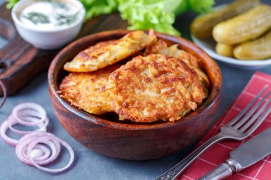 Patates pancakes yemek kase sebze ve sos ile