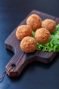 Masa üzerinde ahşap tahta üzerinde kızarmış falafel topları