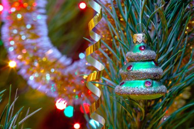 Noel ışıkları bokeh arka plan üzerinde şenlikli köknar ağacı asılı ağaç şeklinde bauble