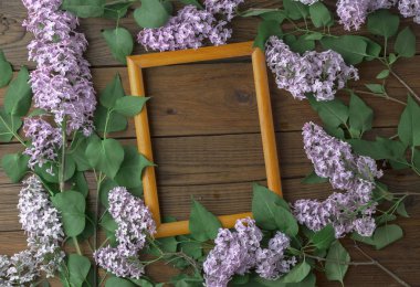 Ahşap arka plan üzerinde leylak çiçekleri ile Vintage çerçeve, bahar konsepti