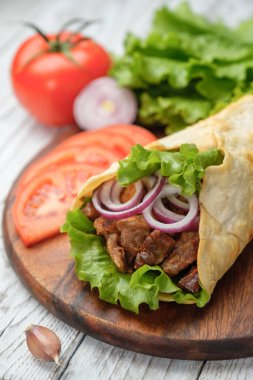 Izgara et ve sebze kesme tahtası üzerinde ile ev yapımı shawarma sandviç
