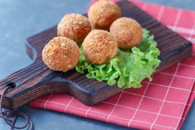 Masa üzerinde ahşap tahta üzerinde kızarmış falafel topları