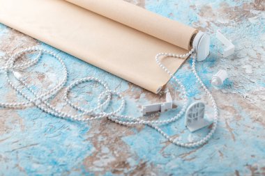 turkuaz eskip yüzeyinde haddelenmiş bej kepenk