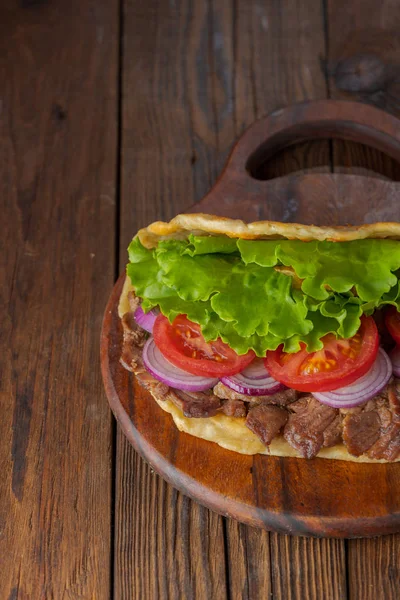 Delicioso Sanduíche Giroscópio Caseiro Com Carne Assada Tomate Cebola Alface — Fotografia de Stock