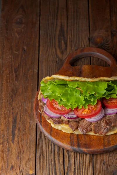 Delicioso Sándwich Giroscopio Casero Fresco Con Carne Asada Tomate Cebolla —  Fotos de Stock