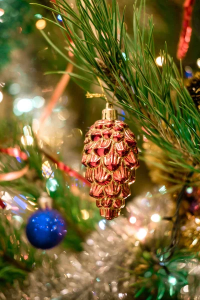 お祝いのクリスマスツリーモミの木にぶら下がるコーン形のボーブル — ストック写真