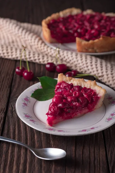 Rustik masada tabakta pişmiş taze vişneli börek dilimi