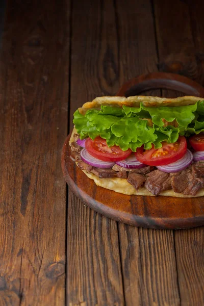 Delicioso Sanduíche Giroscópio Caseiro Com Carne Assada Tomate Cebola Alface — Fotografia de Stock