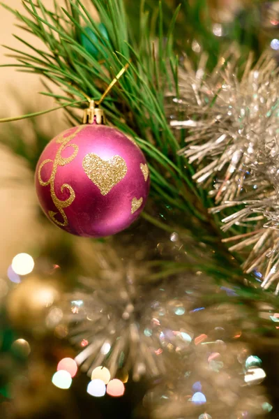 Pink Ball Christmas Prydnad Med Hjärtan Mönster Festliga Fir Tree — Stockfoto