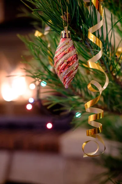 Adorno Rojo Navidad Bauble Abeto Sobre Fondo Chimenea Iluminada — Foto de Stock