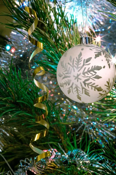 Adorno Navidad Bola Blanca Con Patrón Copo Nieve Rama Abeto — Foto de Stock