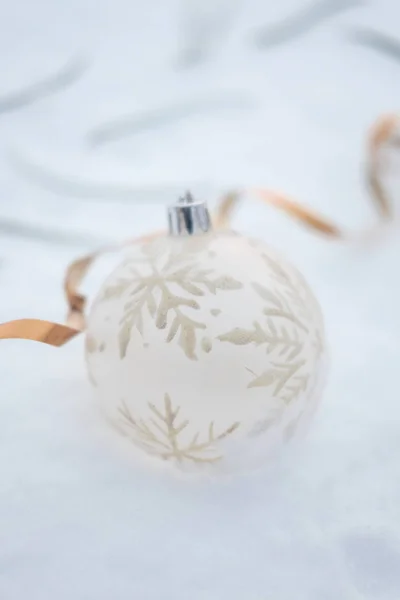 Witte Bal Kerst Ornament Met Sneeuwvlok Patroon Witte Sneeuw Achtergrond — Stockfoto