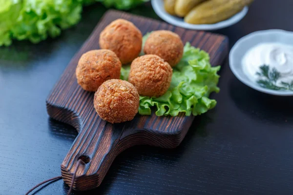 Bolas Falafel Fritas Sobre Tabla Madera Sobre Mesa Con Encurtidos —  Fotos de Stock