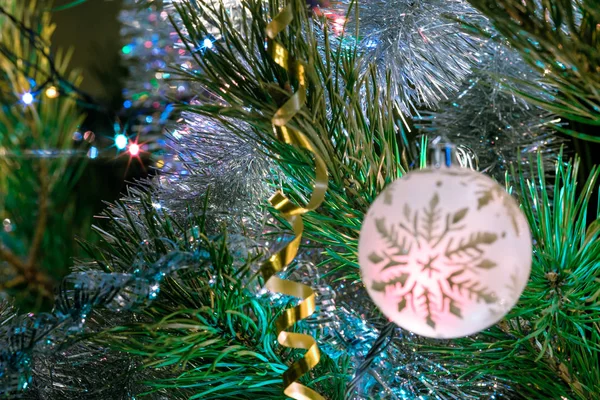 White Ball Christmas Ornament Snowflake Pattern Fir Tree Branch — ストック写真