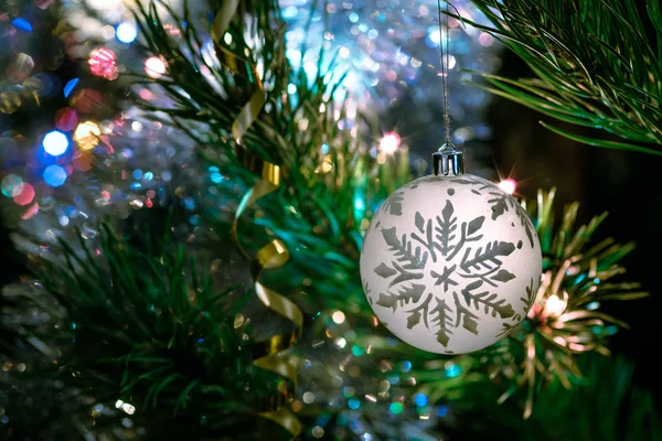 Adorno Navidad Bola Blanca Con Patrón Copo Nieve Rama Abeto —  Fotos de Stock