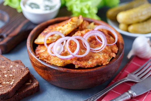 Kartoffelpuffer Schüssel Mit Saurer Sahne Und Gemüse — Stockfoto