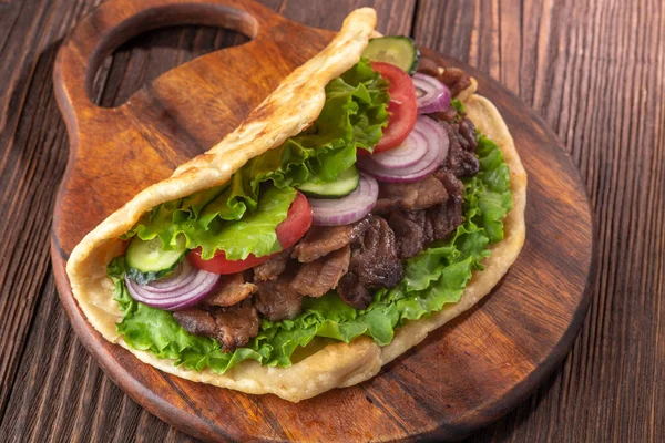 Sandwich Świeże Tortilla Mięsem Warzywami Rustykalnym Stylu Tabeli — Zdjęcie stockowe