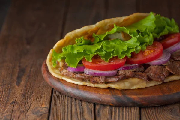 Köstliche Frische Hausgemachte Gyro Sandwich Mit Gebratenem Fleisch Tomaten Zwiebeln — Stockfoto