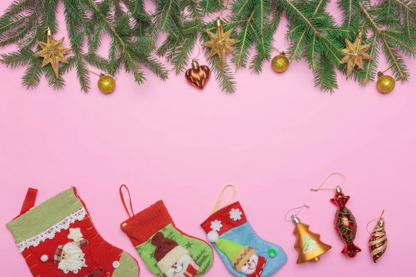 Vakantie Regeling Van Kerstmis Fir Takken Met Kousen Kerstballen Roze — Stockfoto