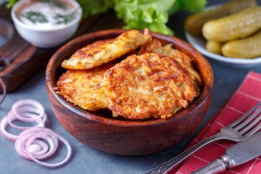 Patates pancakes yemek kase sebze ve sos ile