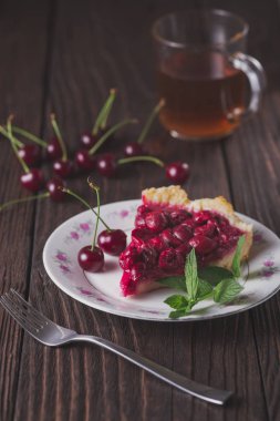 Dilim taze kiraz kek rustik masada plaka üzerinde