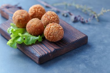Masa üzerinde ahşap tahta üzerinde kızarmış falafel topları