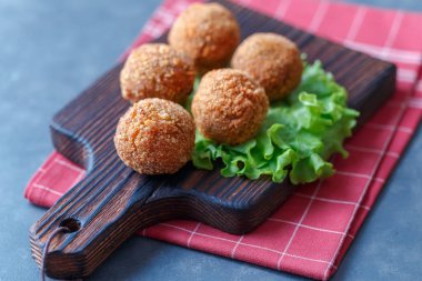 Masa üzerinde ahşap tahta üzerinde kızarmış falafel topları