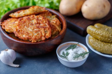 Kase patates gözlemesi ekşi krema ve turşu ile