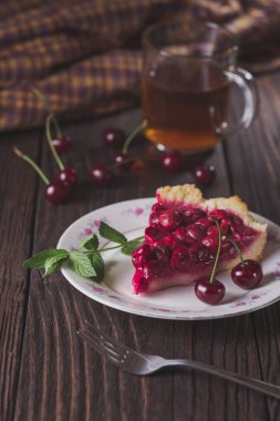 Dilim taze kiraz kek rustik masada plaka üzerinde