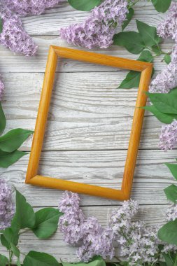 Ahşap arka plan üzerinde leylak çiçekleri ile Vintage çerçeve, bahar konsepti
