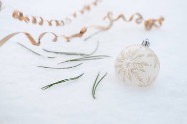 Beyaz kar arkaplanda kar tanesi desenli beyaz balo Noel süsü