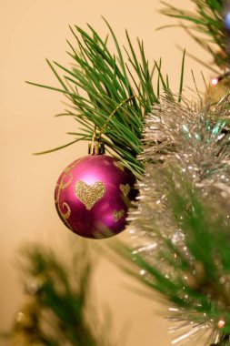 Şenlikli köknar ağacı üzerinde kalpleri desen ile Pembe top Noel süsü 