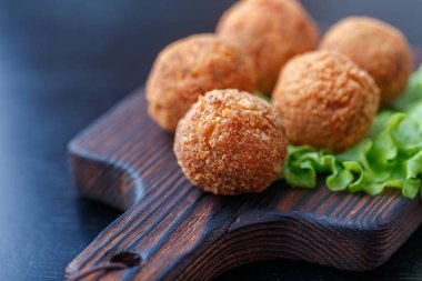 Masa üzerinde ahşap tahta üzerinde kızarmış falafel topları
