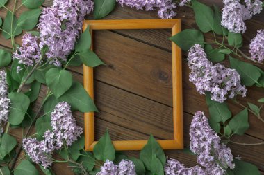 Ahşap arka plan üzerinde leylak çiçekleri ile Vintage çerçeve, bahar konsepti