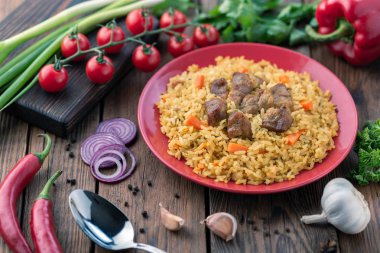 Et ve sebze ile ev yapımı pilav tabağı