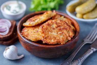Kase patates gözlemesi ekşi krema ve turşu ile